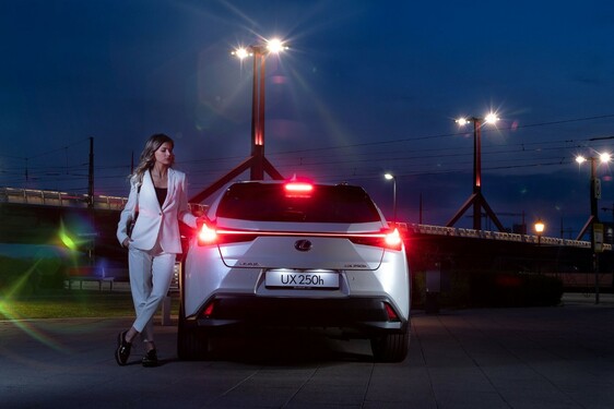 WEISZ FANNI LETT A LEXUS UX MÁRKANAGYKÖVETE 