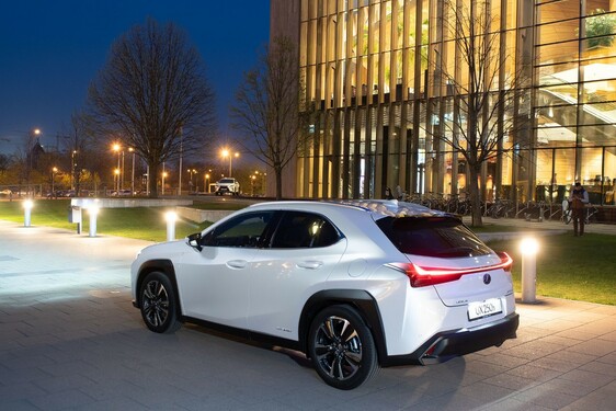 WEISZ FANNI LETT A LEXUS UX MÁRKANAGYKÖVETE 