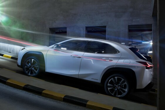 WEISZ FANNI LETT A LEXUS UX MÁRKANAGYKÖVETE 