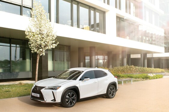 WEISZ FANNI LETT A LEXUS UX MÁRKANAGYKÖVETE 