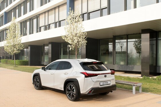 WEISZ FANNI LETT A LEXUS UX MÁRKANAGYKÖVETE 