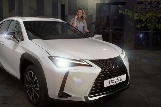 WEISZ FANNI LETT A LEXUS UX MÁRKANAGYKÖVETE 