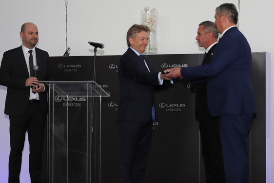  DEBRECENBEN NYÍLT MEG A LEXUS HARMADIK HAZAI MÁRKAKERESKEDÉSE