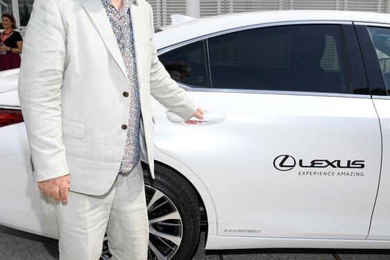  NEM CSUPÁN HOLLYWOOD NAGYJAI, DE A LEXUS UX IS FELTŰNT A VELENCEI FILMFESZTIVÁL VÖRÖS SZŐNYEGÉN