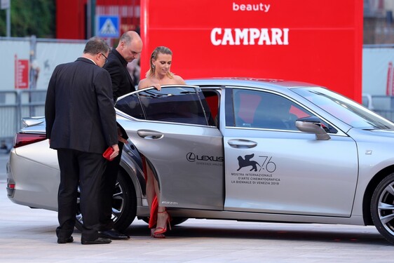  NEM CSUPÁN HOLLYWOOD NAGYJAI, DE A LEXUS UX IS FELTŰNT A VELENCEI FILMFESZTIVÁL VÖRÖS SZŐNYEGÉN