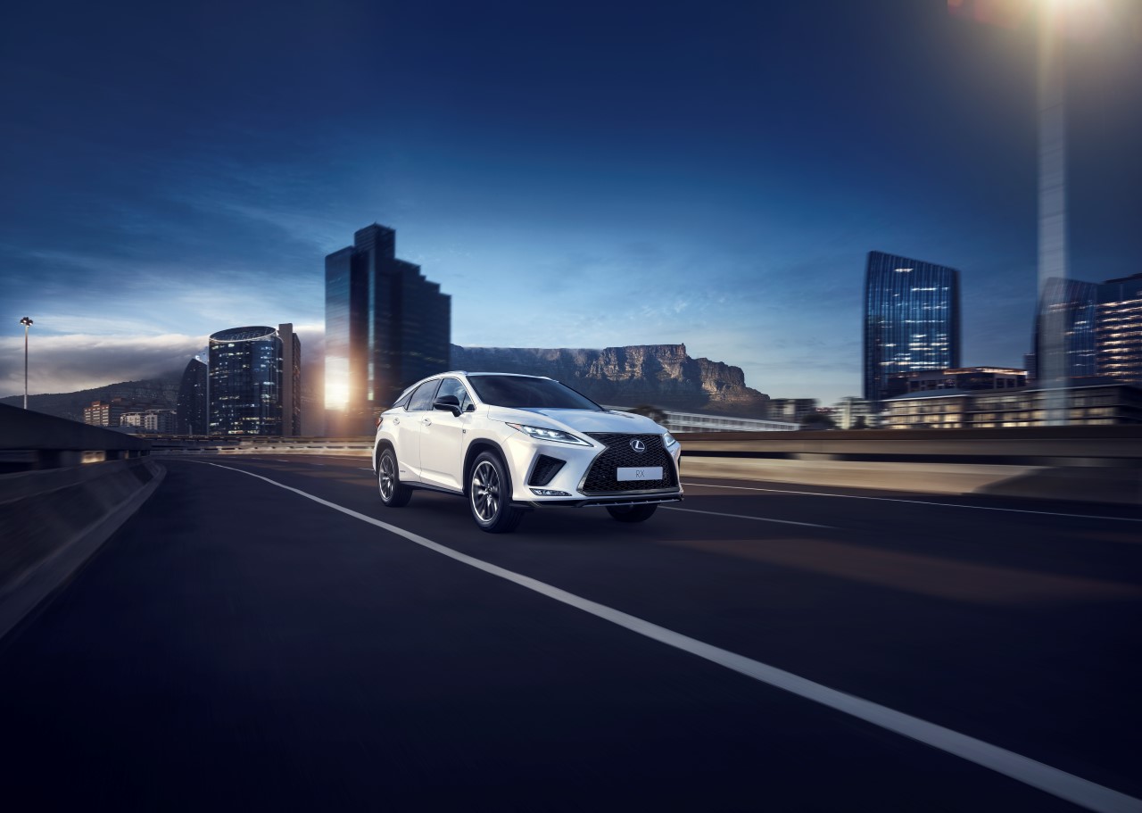 KIZÁRÓLAG A VILÁG LEGFEJLETTEBB ÖNTÖLTŐ HIBRID ELEKTROMOS HAJTÁSÁVAL KAPHATÓ IDEHAZA A LEXUS RX