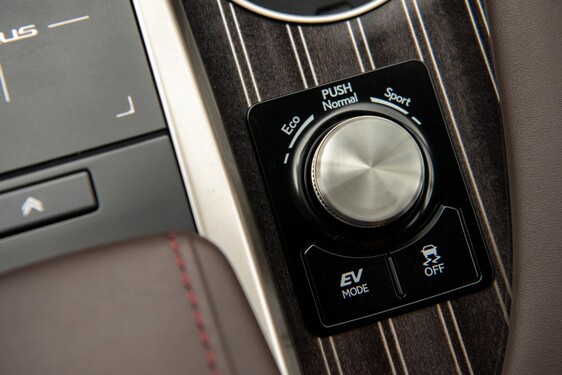  LEXUS RX: HÉT LENYŰGÖZŐ RÉSZLET A VILÁG KEDVENC KÖRNYEZETBARÁT LUXUS SUV-JÁBAN