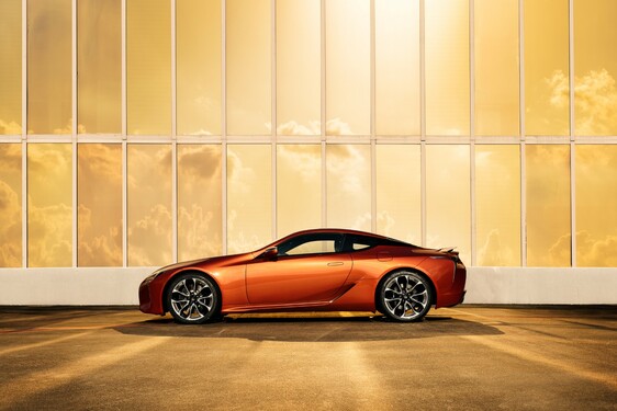 Különleges karneol fényezést kapott a Lexus LC kupé