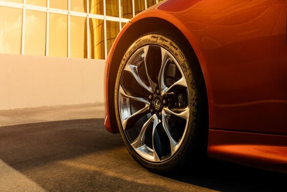 Különleges karneol fényezést kapott a Lexus LC kupé