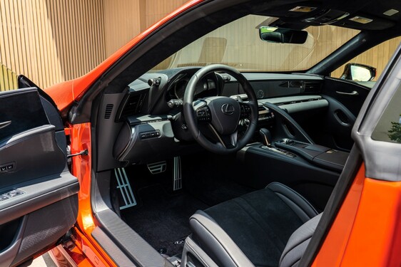 Különleges karneol fényezést kapott a Lexus LC kupé
