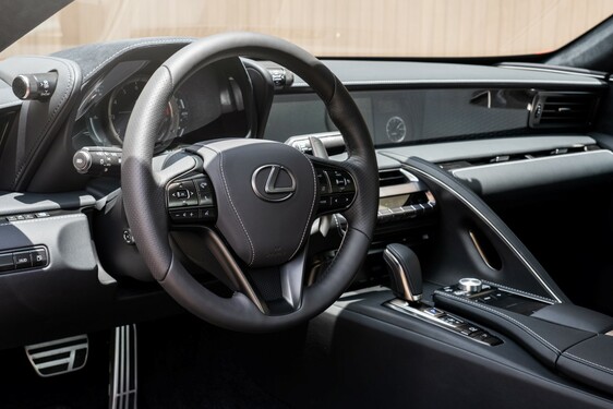 Különleges karneol fényezést kapott a Lexus LC kupé