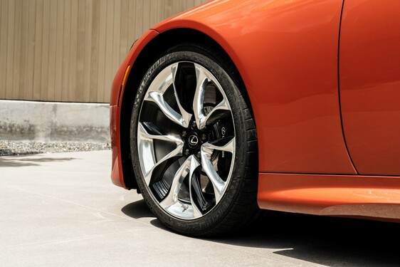 Különleges karneol fényezést kapott a Lexus LC kupé