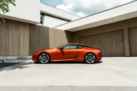 Különleges karneol fényezést kapott a Lexus LC kupé