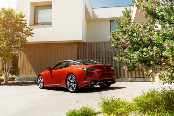 Különleges karneol fényezést kapott a Lexus LC kupé
