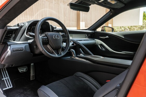 Különleges karneol fényezést kapott a Lexus LC kupé