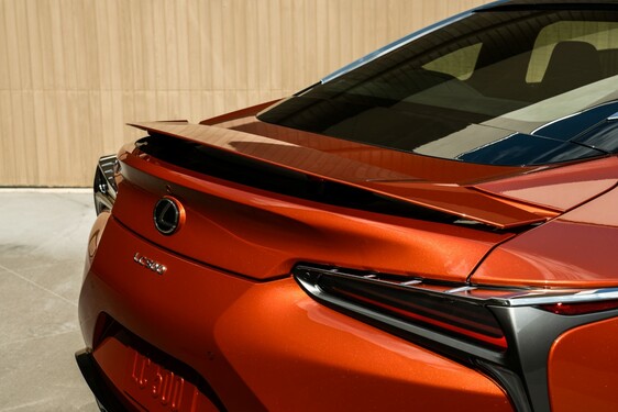 Különleges karneol fényezést kapott a Lexus LC kupé