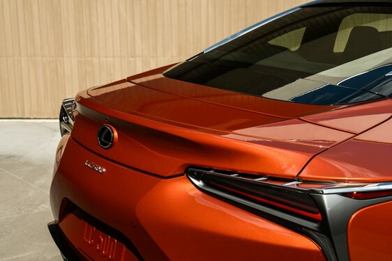 Különleges karneol fényezést kapott a Lexus LC kupé