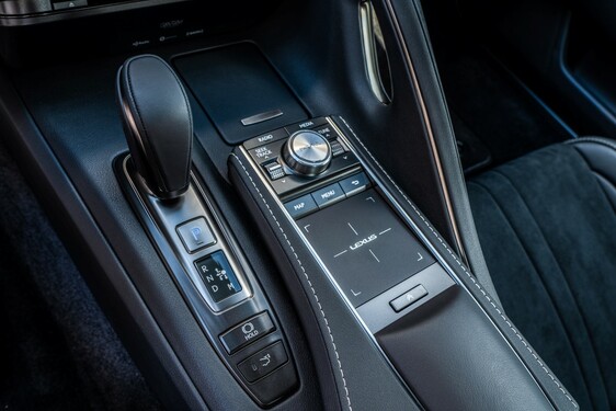 Különleges karneol fényezést kapott a Lexus LC kupé