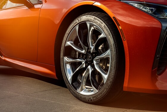 Különleges karneol fényezést kapott a Lexus LC kupé