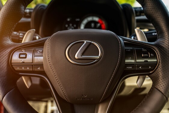 Különleges karneol fényezést kapott a Lexus LC kupé