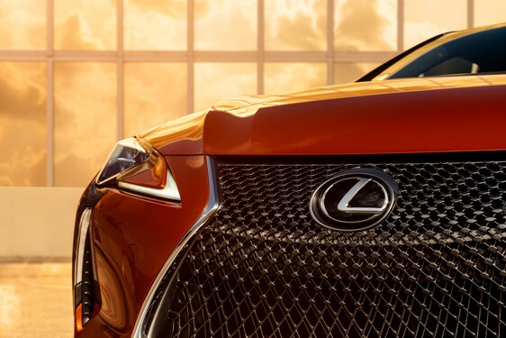 Különleges karneol fényezést kapott a Lexus LC kupé