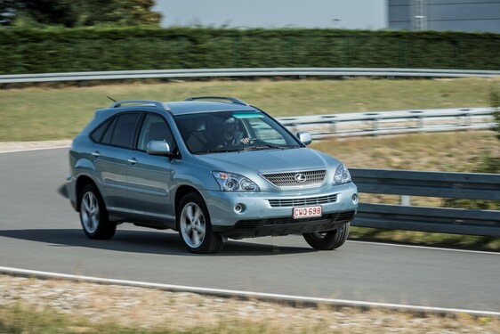 Lexus RX 400h vs. Lexus UX 250h: ennyit fejlődött a Lexus öntöltő hibrid elektromos hajtása 15 év alatt
