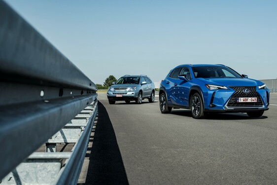 Lexus RX 400h vs. Lexus UX 250h: ennyit fejlődött a Lexus öntöltő hibrid elektromos hajtása 15 év alatt