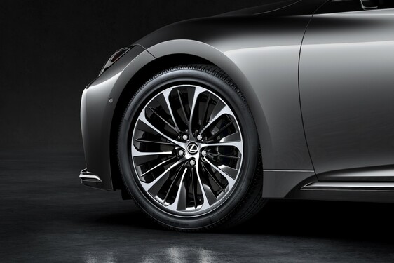 A Lexus LS tökéletesebb, mint valaha