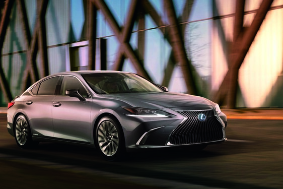 A LEXUS NAGY DOBÁSA: A VADONATÚJ ES-T LEPLEZIK LE PEKINGBEN