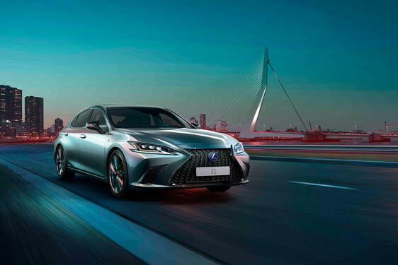NEM KELL TOVÁBB VÁRNIUK A KÖRNYEZETTUDATOS FELSŐVEZETŐKNEK: SZEPTEMBERTŐL RENDELHETŐ A VADONATÚJ HIBRID ELEKTROMOS LEXUS ES
