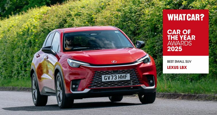 A Lexus LBX megkoronázta a káprázatos debütáló évét: a modell megőrizte a What Car? által odaítélt rangos, ’Az év kisméretű SUV’-ja címet