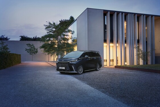 A Lexus LM maga a méltóságteljes elegancia