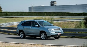 Lexus RX 400h vs. Lexus UX 250h: ennyit fejlődött a Lexus öntöltő hibrid elektromos hajtása 15 év alatt
