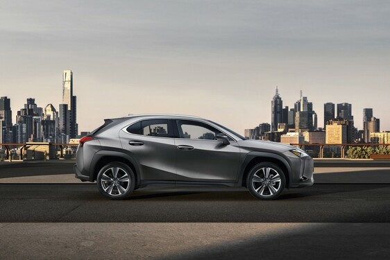 LENYŰGÖZŐEN ÁRAMVONALAS FORMÁT KAPOTT A VADONATÚJ LEXUS CROSSOVER 