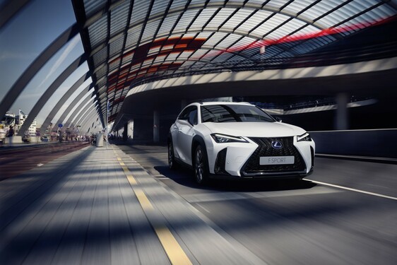 MÉG AZ ALAPMODELLNÉL IS MERÉSZEBB A LEXUS UX F SPORT 
