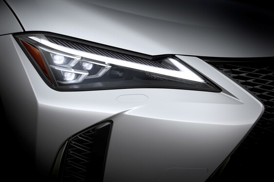  LEXUS UX: A RADIKÁLIS FORMAI TANULMÁNYTÓL A FELTŰNŐEN KÜLÖNLEGES CROSSOVERIG