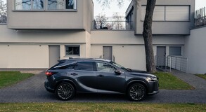 2023 RX 450h+ 