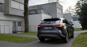 2023 RX 450h+ 