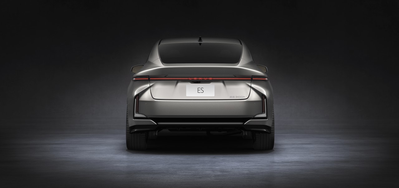 A modell történetében először akkumulátoros elektromos hajtással is elérhető lesz a vadonatúj Lexus ES 
