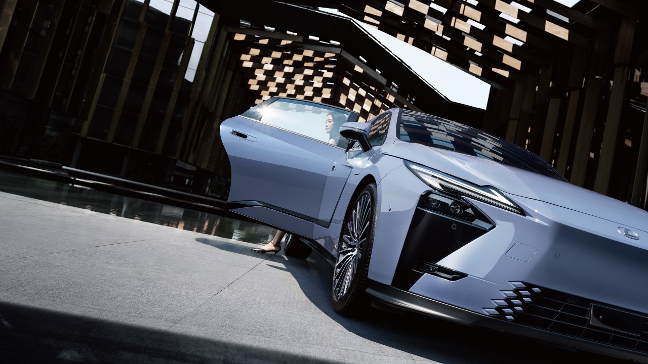 A modell történetében először akkumulátoros elektromos hajtással is elérhető lesz a vadonatúj Lexus ES 