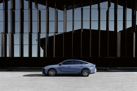A modell történetében először akkumulátoros elektromos hajtással is elérhető lesz a vadonatúj Lexus ES 