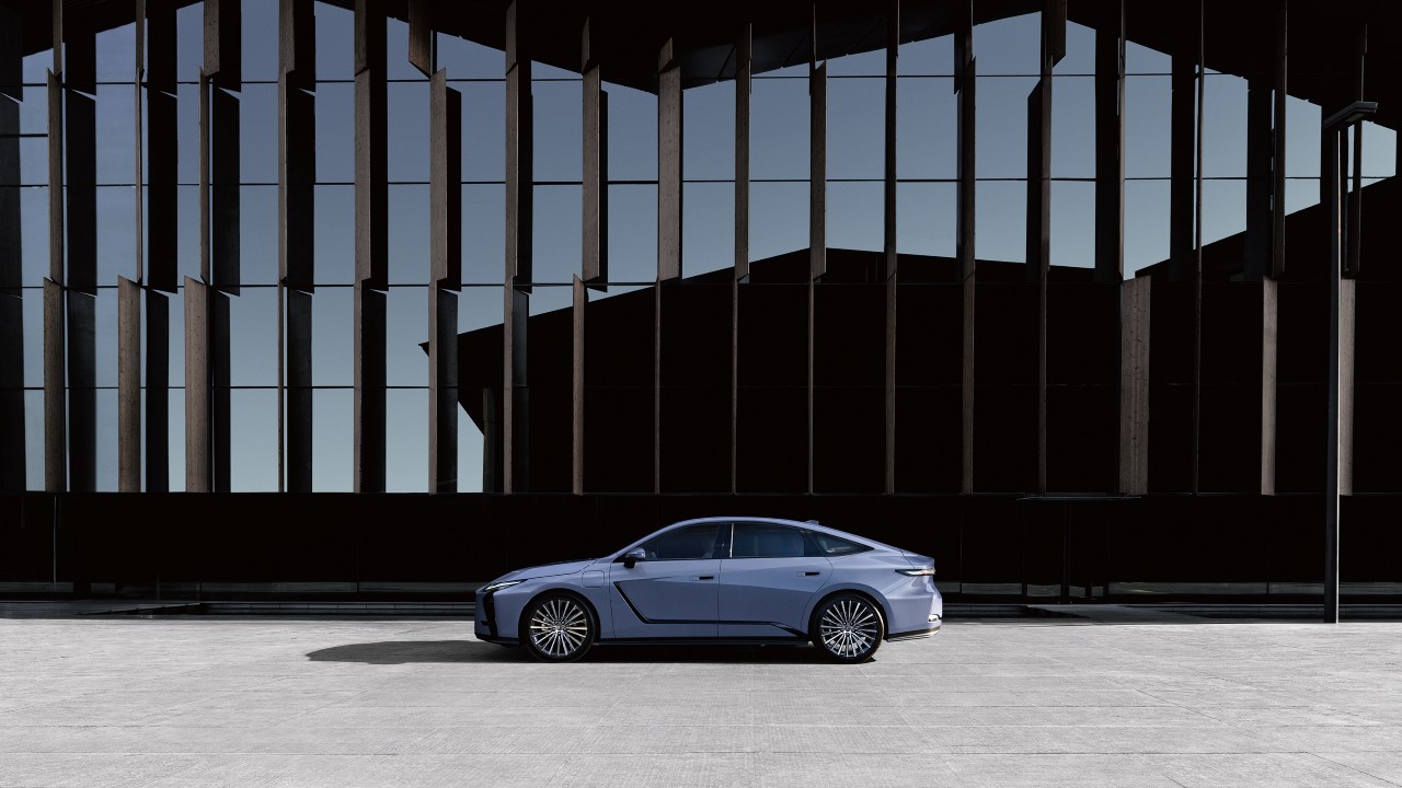 A modell történetében először akkumulátoros elektromos hajtással is elérhető lesz a vadonatúj Lexus ES 