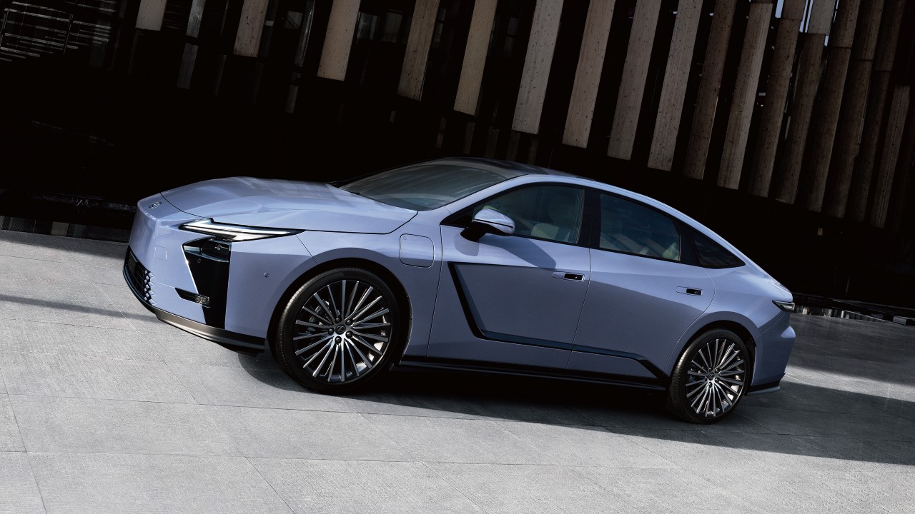A modell történetében először akkumulátoros elektromos hajtással is elérhető lesz a vadonatúj Lexus ES 