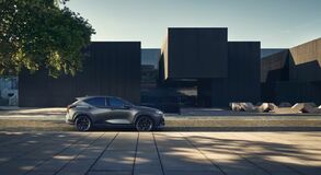 Új prémium funkciókkal és high-tech megoldásokkal gazdagodott a Lexus NX 