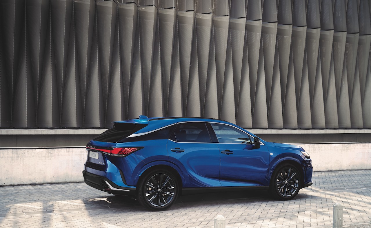 LEXUS POSZERZA GAMĘ MODELU RX. NOWA WERSJA F SPORT DESIGN PRZYCIĄGA DYNAMICZNYM WYGLĄDEM I BOGATYM WYPOSAŻENIEM