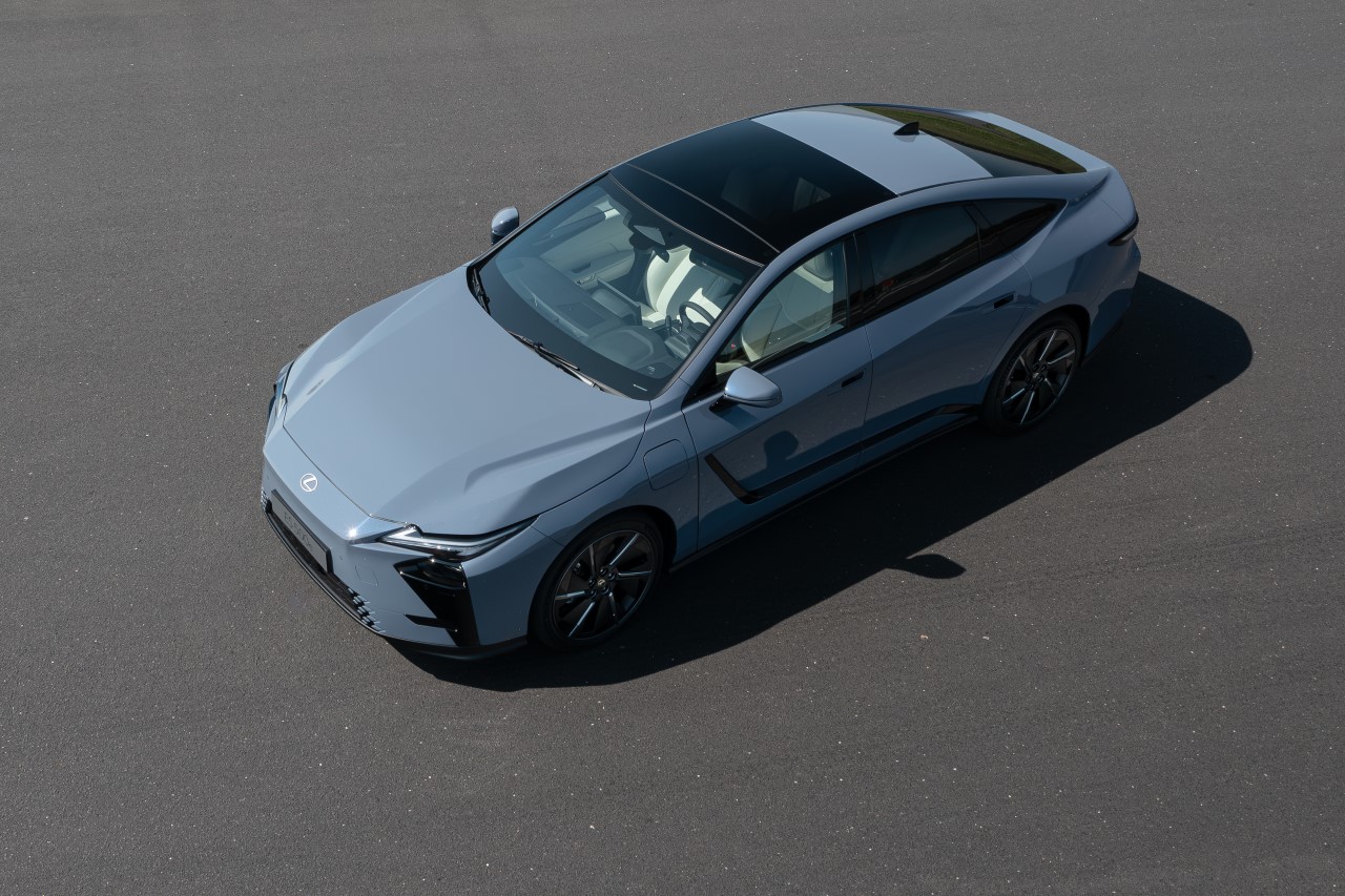 NOWY ES Z LEXUS SAFETY SYSTEM +4. JESZCZE WYŻSZY POZIOM BEZPIECZEŃSTWA W STANDARDZIE