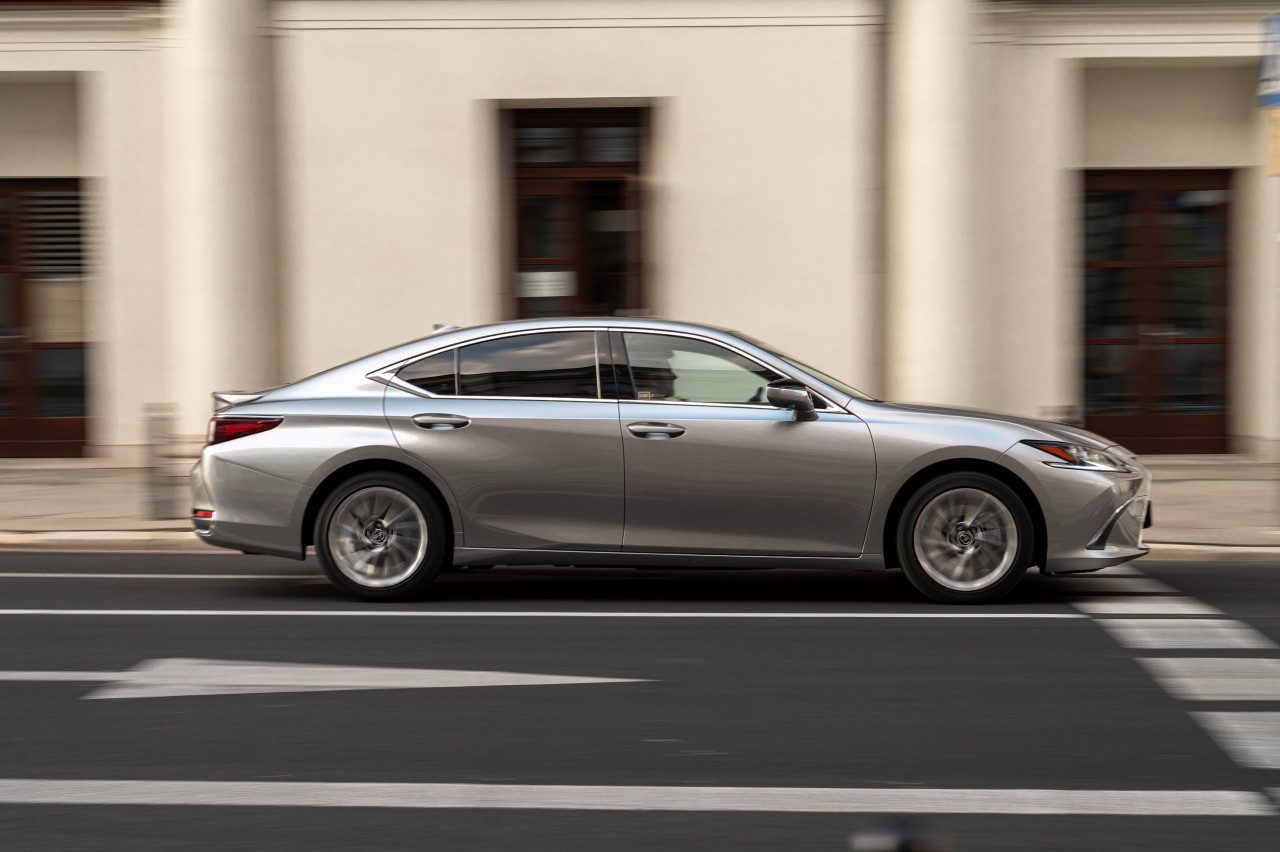 LEXUS ES FINAL EDITION W CENIE AUTA Z NIŻSZEGO SEGMENTU. WYJĄTKOWY NAJEM KINTO ONE Z RATĄ 1190 ZŁ NETTO
