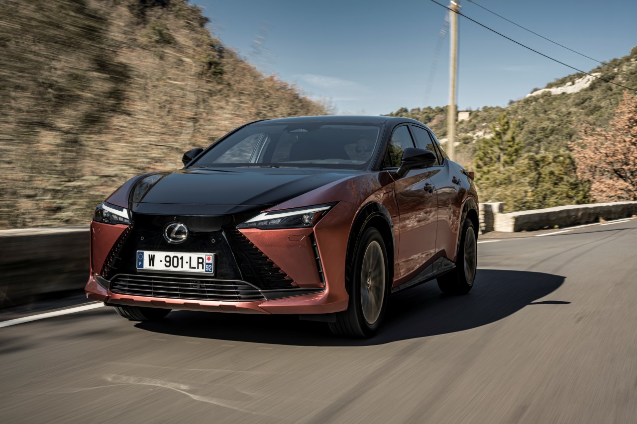 LEXUS RZ 450e Z INNOWACYJNYM NAPĘDEM DIRECT4 I NOWOCZESNYMI TECHNOLOGIAMI WE WNĘTRZU