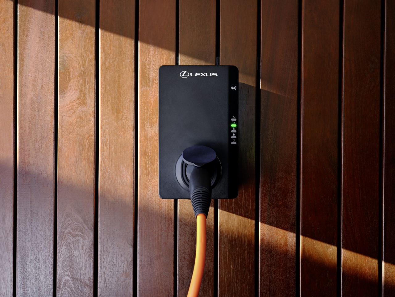 STACJE LEXUS HOMECHARGE DLA AUT ELEKTRYCZNYCH I HYBRYD PLUG-IN. KOMFORTOWE ŁADOWANIE BEZ WYCHODZENIA Z DOMU
