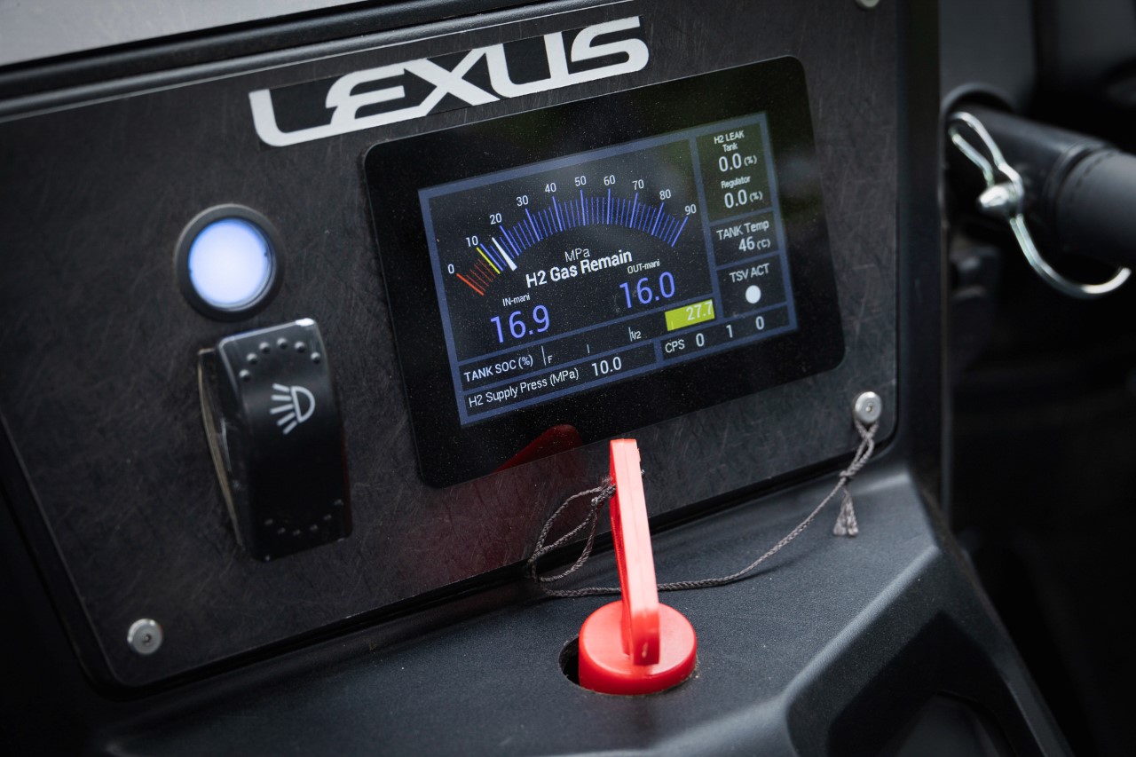 PROTOTYPOWY LEXUS ROV Z INNOWACYJNĄ POWŁOKĄ PRZEDNIEJ SZYBY. PIERWSZE TAKIE ROZWIĄZANIE NA ŚWIECIE